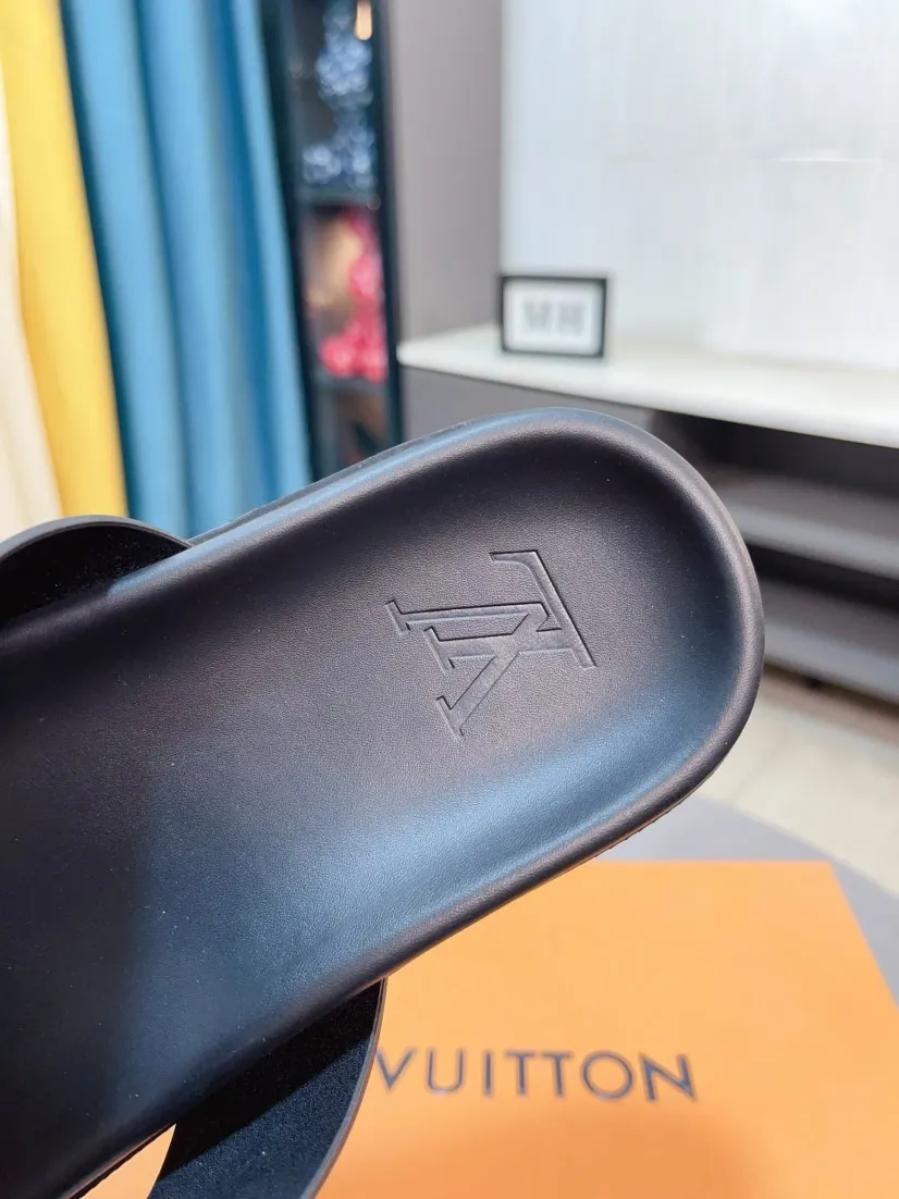 Ex-factory price 320🌹🌹 (lv-Louis Vuitton) new men's sandals, high-end boutique, exquisite embossed logo decoration on the upper, fine workmanship, super soft soles, casual, loose and comfortable, a must-have in summer! \nsize：38-44